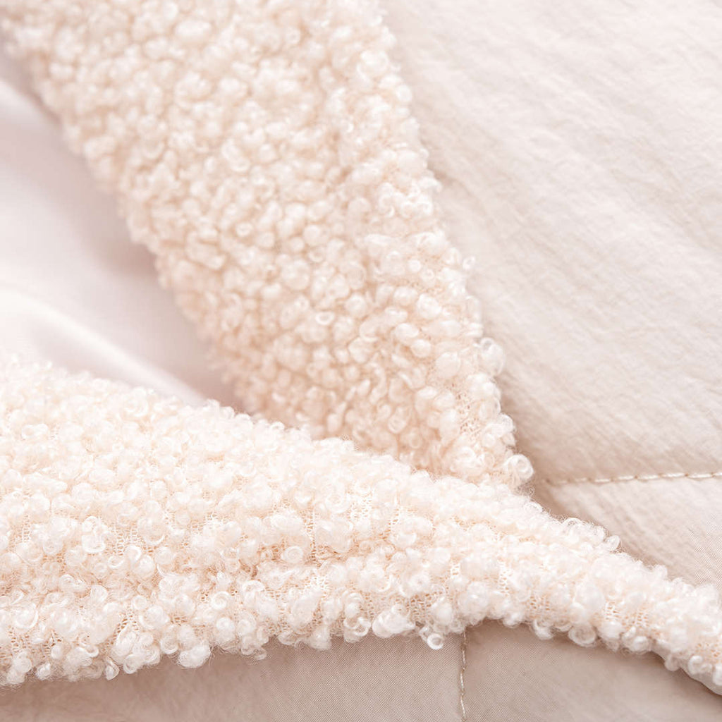 Elin puffer jacket in beige, close-up of the fabric detail
