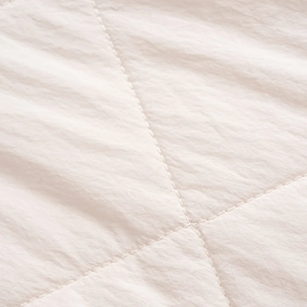 Elin puffer jacket in beige, close-up of the fabric detail, second view