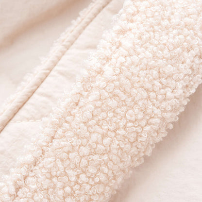 Elin puffer jacket in beige, close-up of the fabric detail, lining view