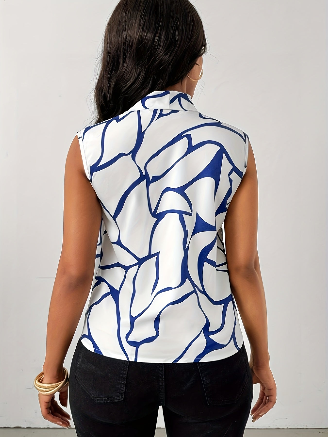 Chic Abstract Print Blouse - Sleeveless Lightweight Summer Top for Versatile Styling 2