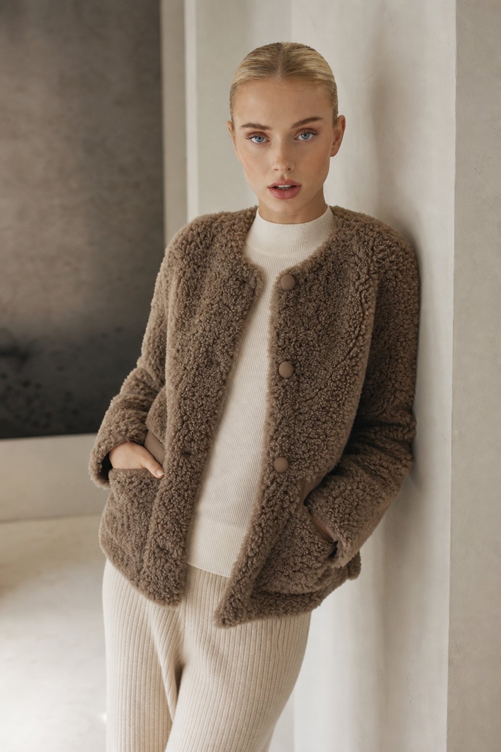 Røldal - Plush Faux Lamb Winter Coat with Mid-Length Design & Spacious Pockets 1