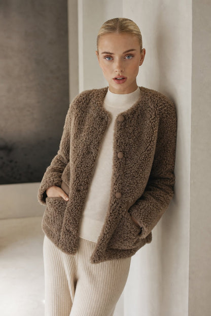 Røldal - Plush Faux Lamb Winter Coat with Mid-Length Design & Spacious Pockets 1