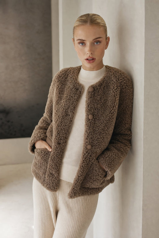 Røldal - Plush Faux Lamb Winter Coat with Mid-Length Design & Spacious Pockets 1