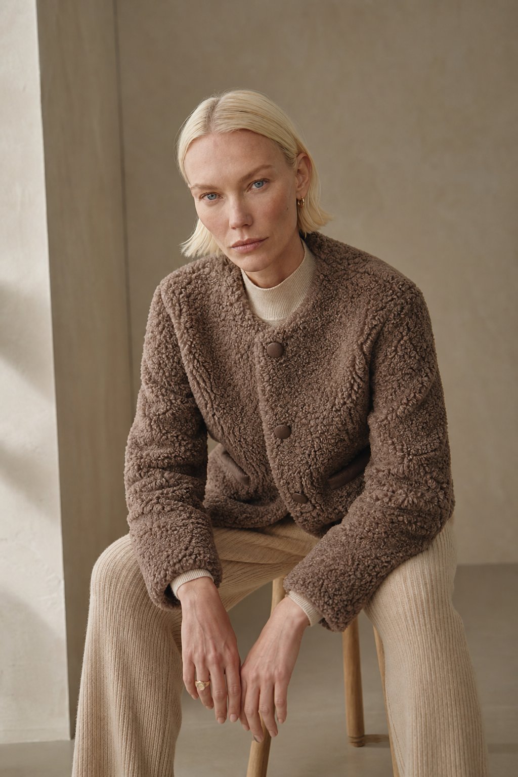 Røldal - Plush Faux Lamb Winter Coat with Mid-Length Design & Spacious Pockets 2