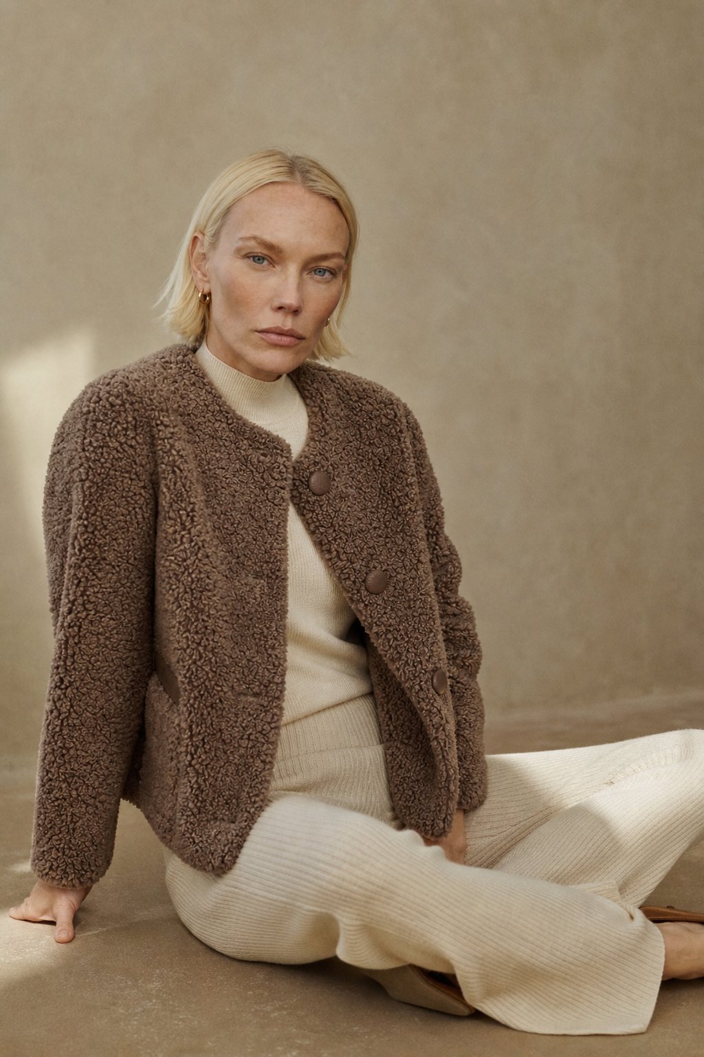 Røldal - Plush Faux Lamb Winter Coat with Mid-Length Design & Spacious Pockets 3