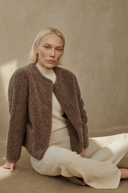 Røldal - Plush Faux Lamb Winter Coat with Mid-Length Design & Spacious Pockets 3